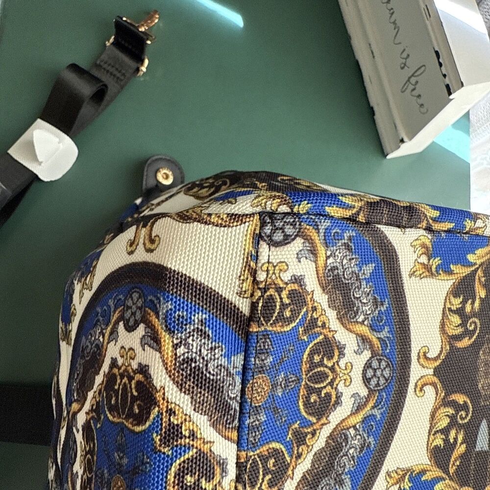 Alice+Olivia DuffleBag Regal Romance Travel Detachable Strap Pockets 16x6x11 NWT - Picture 8 of 16